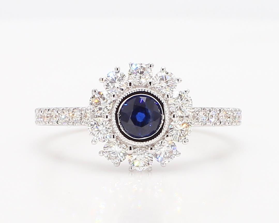 Ring aus Weißgold mit natürlichem blauem, rundem Saphir und weißem Diamant 1.00 Karat TW (Zeitgenössisch) im Angebot
