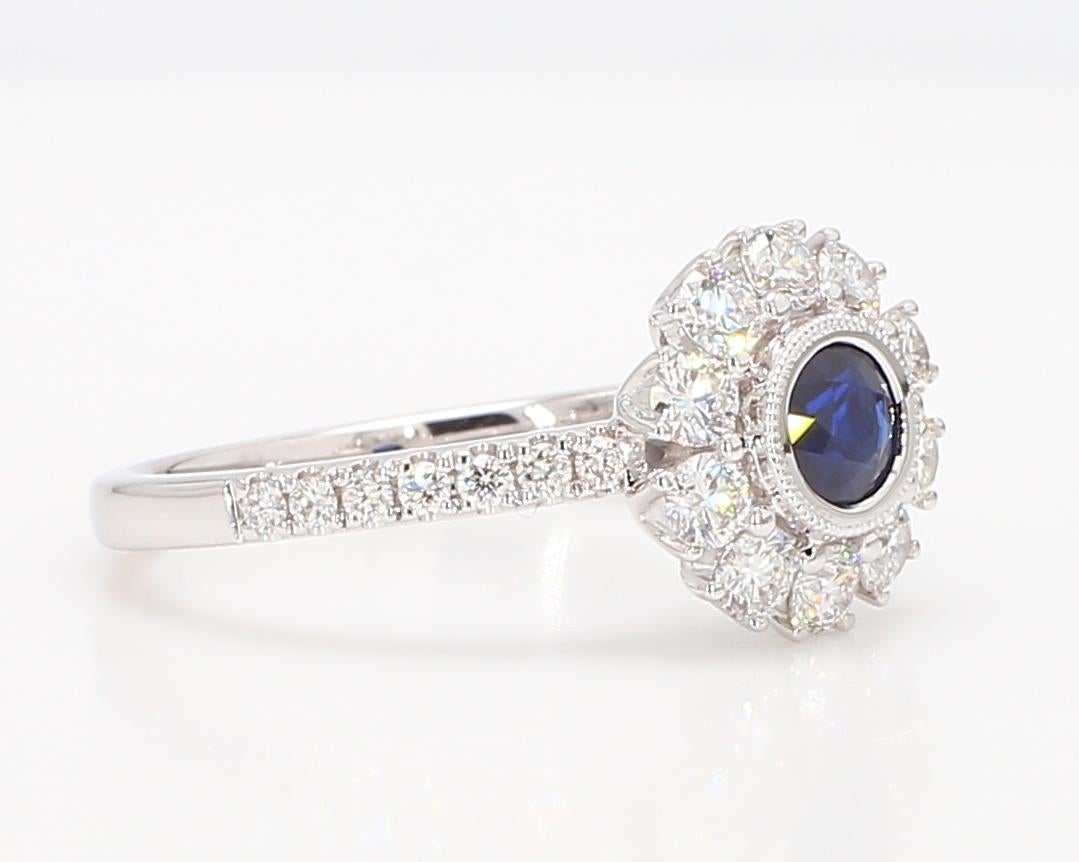 Ring aus Weißgold mit natürlichem blauem, rundem Saphir und weißem Diamant 1.00 Karat TW (Rundschliff) im Angebot