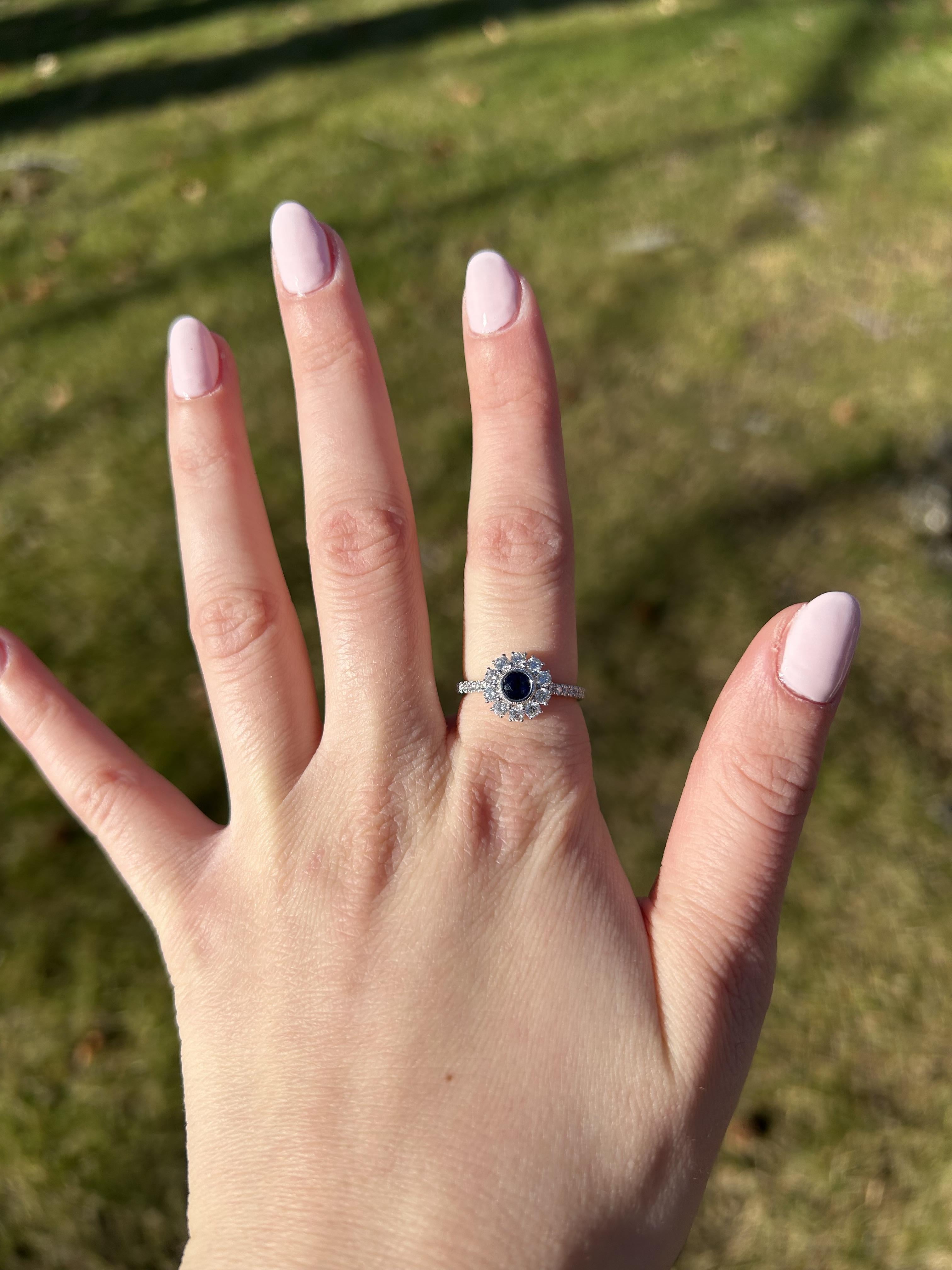Ring aus Weißgold mit natürlichem blauem, rundem Saphir und weißem Diamant 1.00 Karat TW Damen im Angebot
