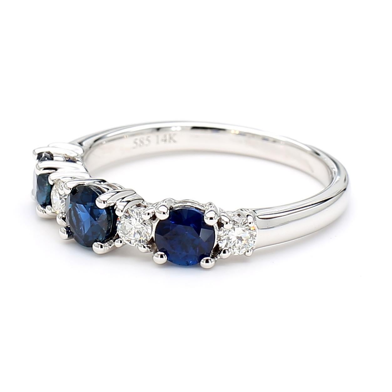 La magnifique bague en saphir de Raregemworld. Monté dans une belle monture en or blanc 14K avec des saphirs bleus de taille ronde naturelle complétés par une mêlée de diamants blancs de taille ronde naturelle. Cette bague est garantie pour