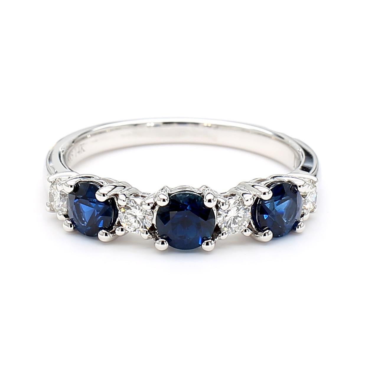 Contemporain Bague cocktail en or de 1.25 carats poids total, saphir rond bleu naturel et diamant blanc en vente