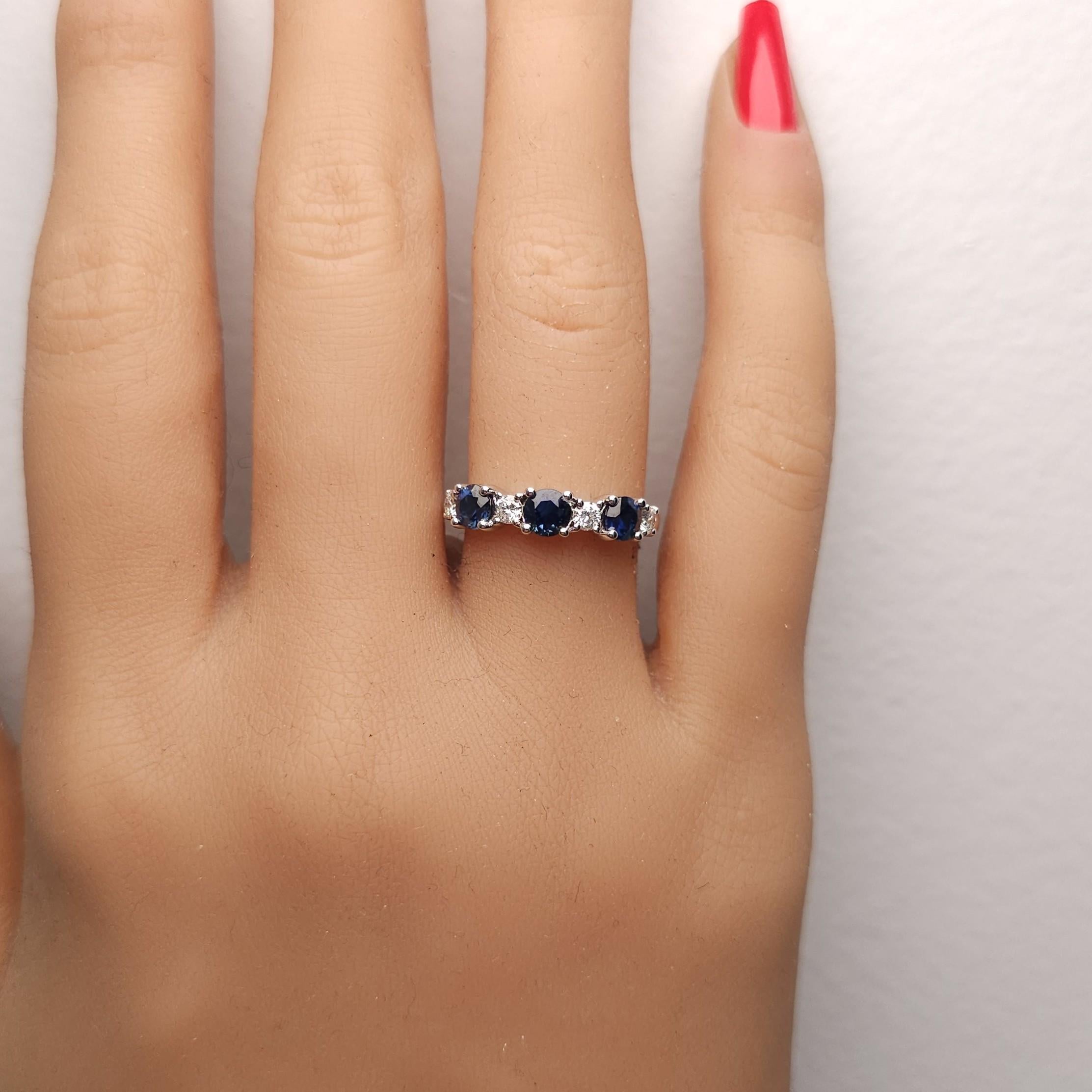 Bague cocktail en or de 1.25 carats poids total, saphir rond bleu naturel et diamant blanc Neuf - En vente à New York, NY