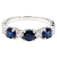 Anello da cocktail in oro con zaffiro rotondo blu naturale e diamante bianco da 1.25 carati TW