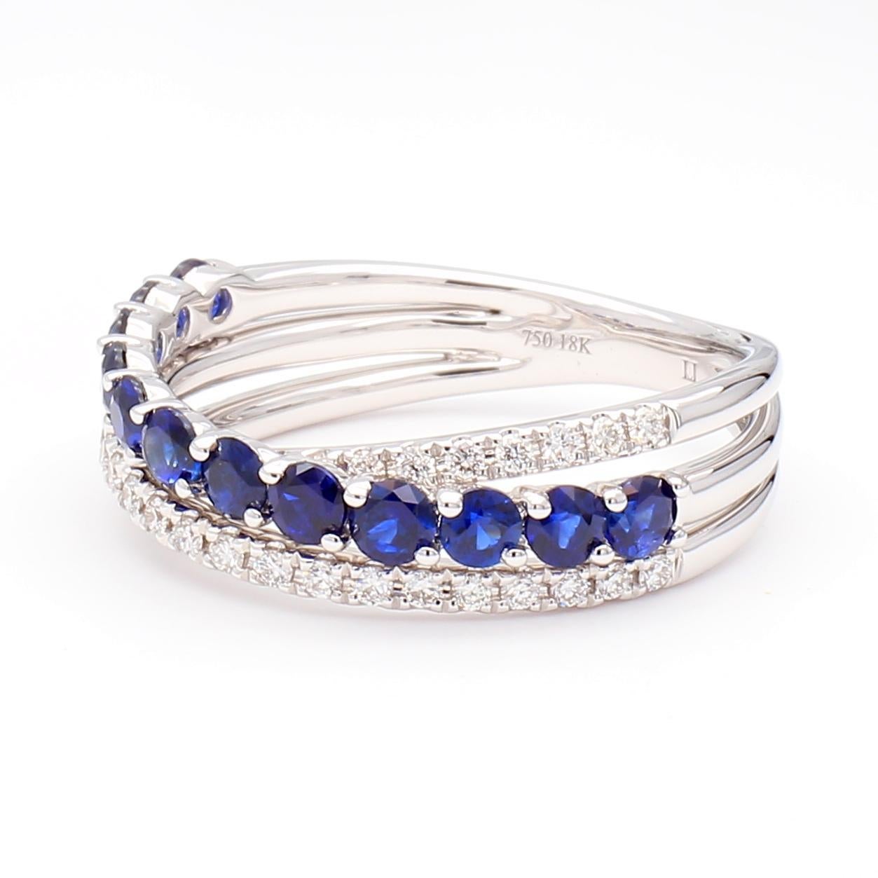 Le bracelet saphir classique de Raregemworld. Monté dans une belle monture en or blanc 18K avec des saphirs bleus de taille ronde naturelle complétés par une mêlée de diamants blancs de taille ronde naturelle. Cette bague est garantie pour