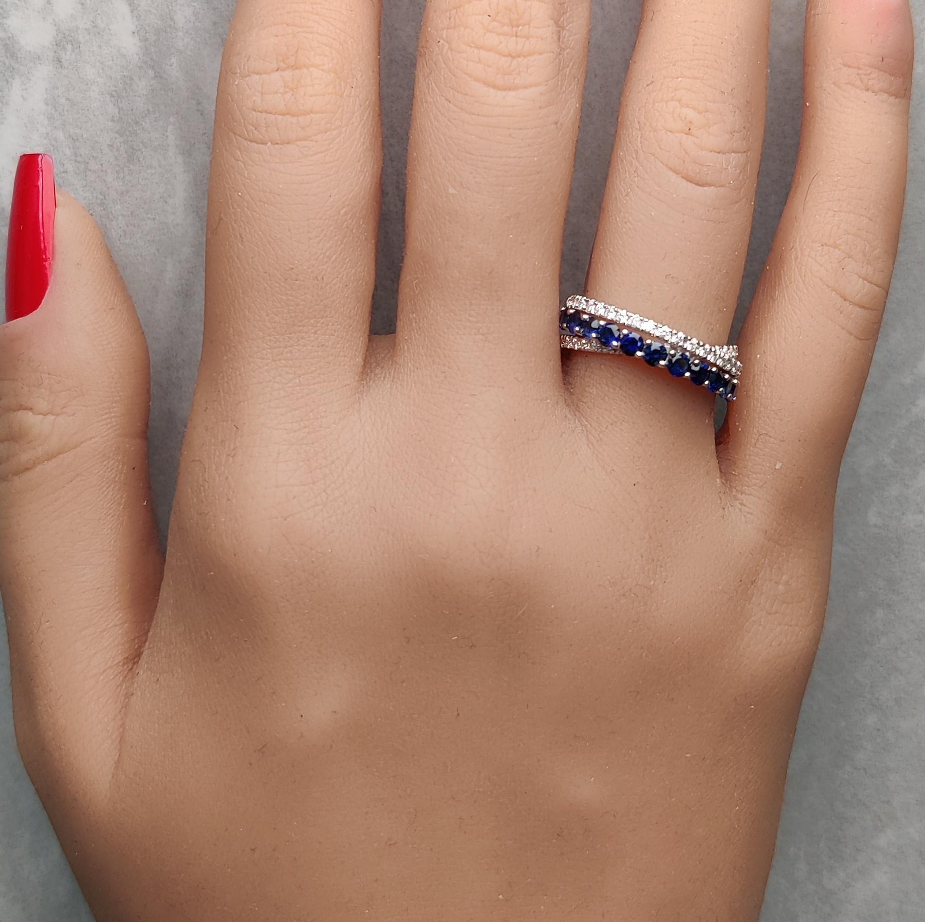 Bague cocktail en or avec saphir bleu naturel rond et diamant blanc de 1.30 carat poids total Neuf - En vente à New York, NY