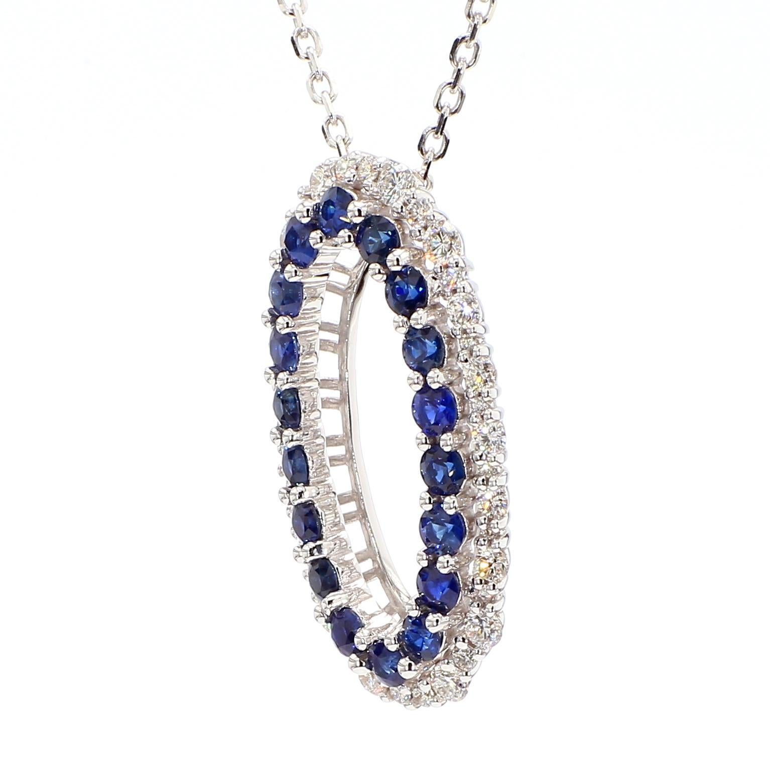 Le pendentif classique en saphir de Raregemworld. Monté dans une belle monture en or blanc 18K avec un saphir bleu de taille ronde naturelle complété par une mêlée de diamants blancs de taille ronde naturelle. Ce pendentif est garanti pour
