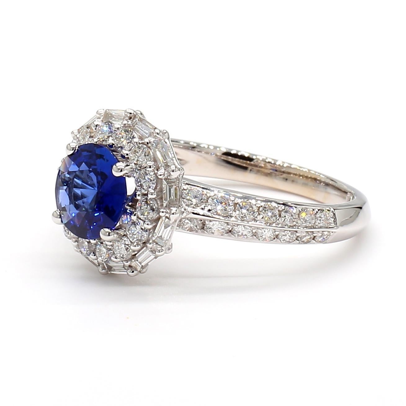 Der schöne Saphirring von RareGemWorld. Montiert in einer schönen 14K Weißgoldfassung mit einem natürlichen blauen Saphir im Rundschliff. Der Saphir ist von einem runden weißen Naturdiamanten umgeben. Dieser Ring wird Sie garantiert beeindrucken und