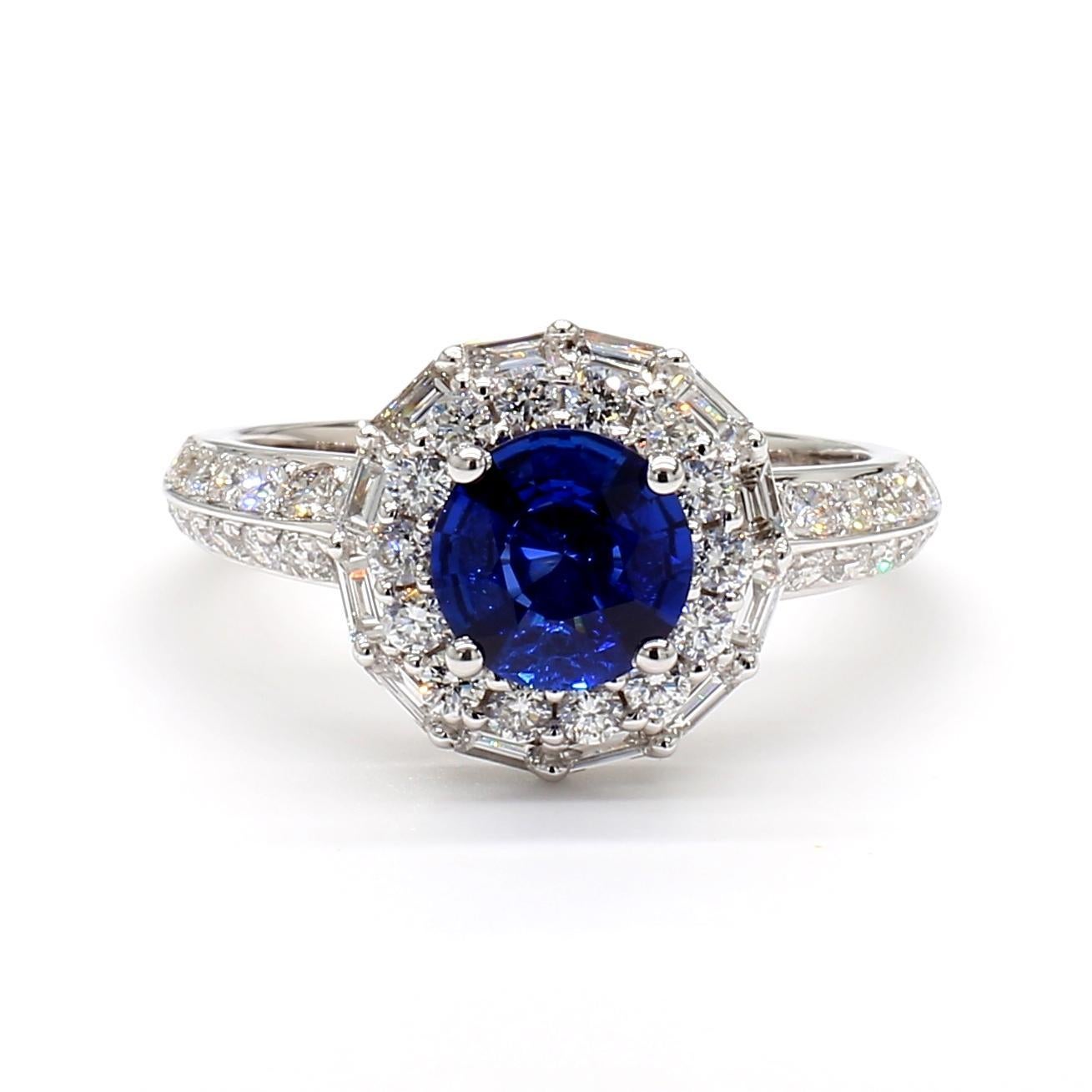 Ring aus Weißgold mit natürlichem blauem, rundem Saphir und weißem Diamant 1.70 Karat TW (Zeitgenössisch) im Angebot