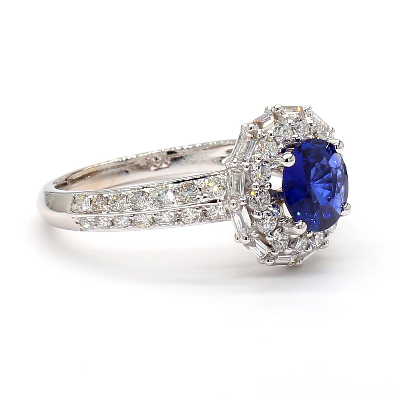 Ring aus Weißgold mit natürlichem blauem, rundem Saphir und weißem Diamant 1.70 Karat TW (Rundschliff) im Angebot