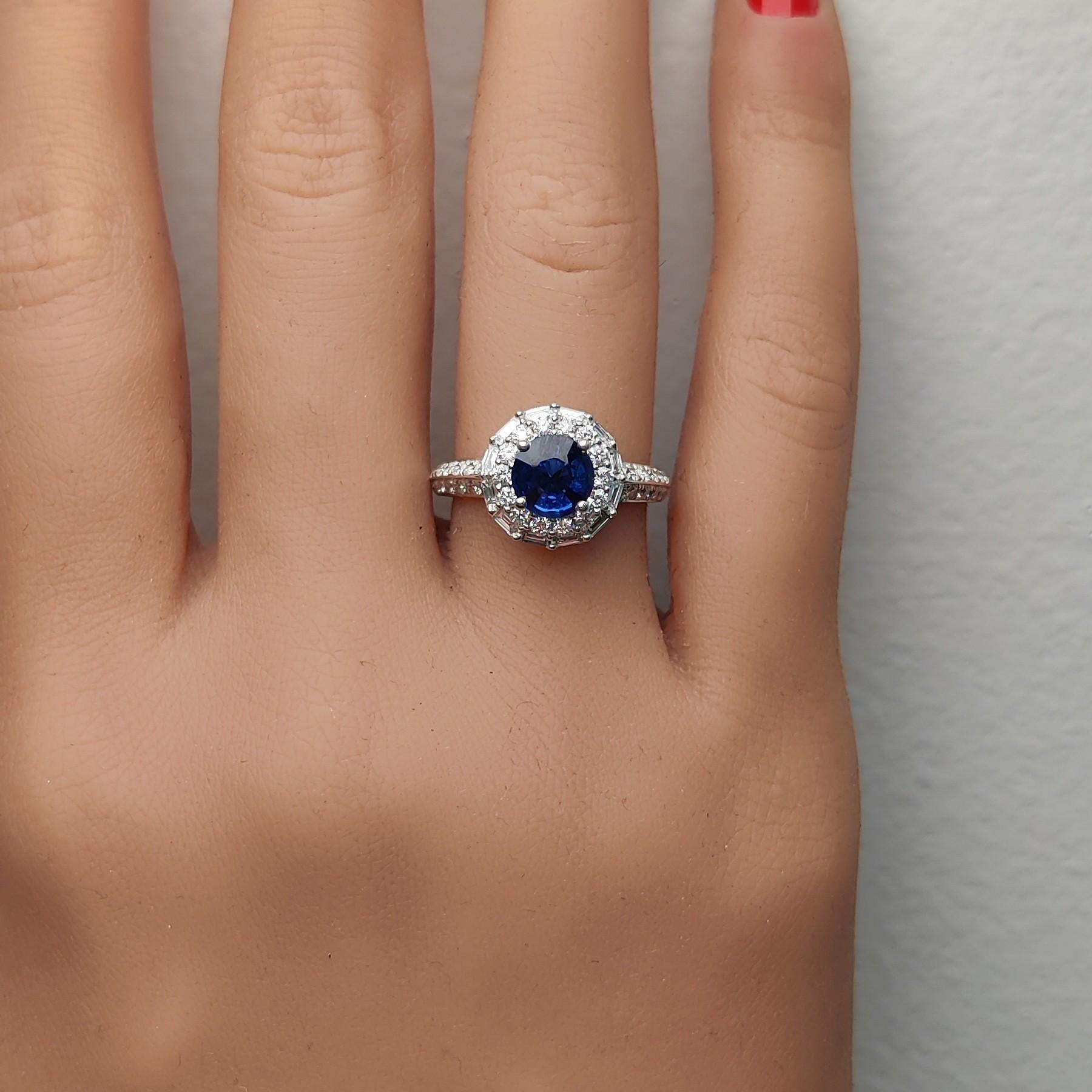 Ring aus Weißgold mit natürlichem blauem, rundem Saphir und weißem Diamant 1.70 Karat TW im Zustand „Neu“ im Angebot in New York, NY