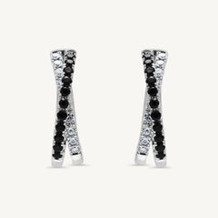 Boucles d'oreilles en or blanc de 1.93 carats avec saphirs ronds bleus naturels et diamants blancs