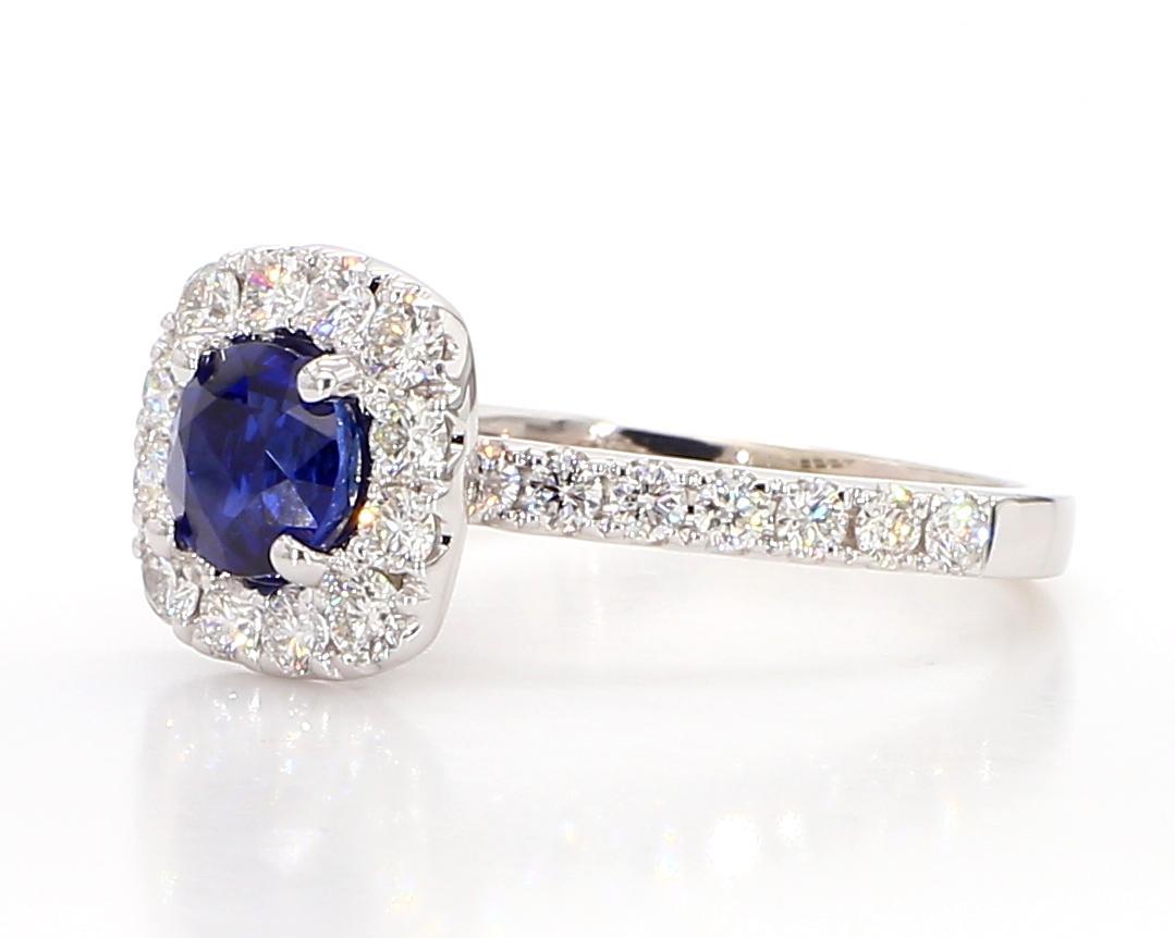 Der klassische Saphirring von RareGemWorld. Montiert in einer schönen 18K Weißgoldfassung mit einem natürlichen blauen Saphir im Rundschliff. Der Saphir ist von einem runden weißen Naturdiamanten umgeben. Dieser Ring wird Sie garantiert beeindrucken
