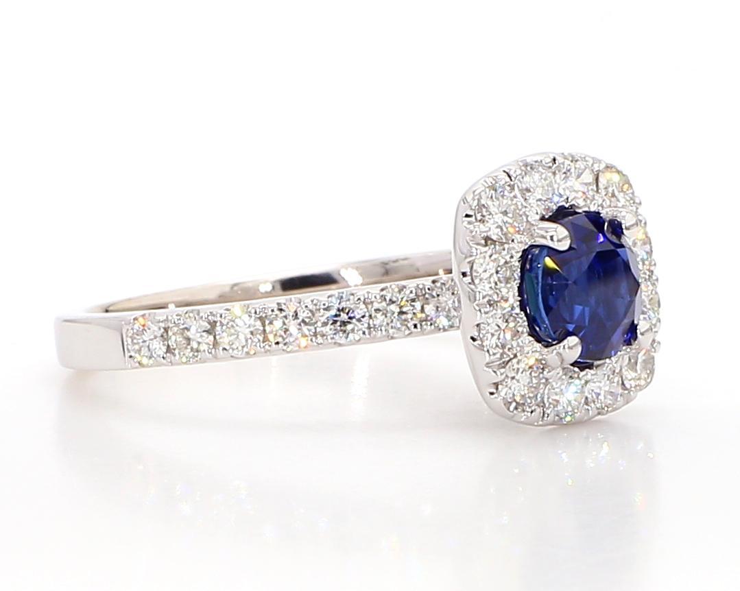 Natürlicher blauer runder Saphir und weißer Diamant 1.97 Karat TW Gold Cocktail-Ring (Rundschliff) im Angebot