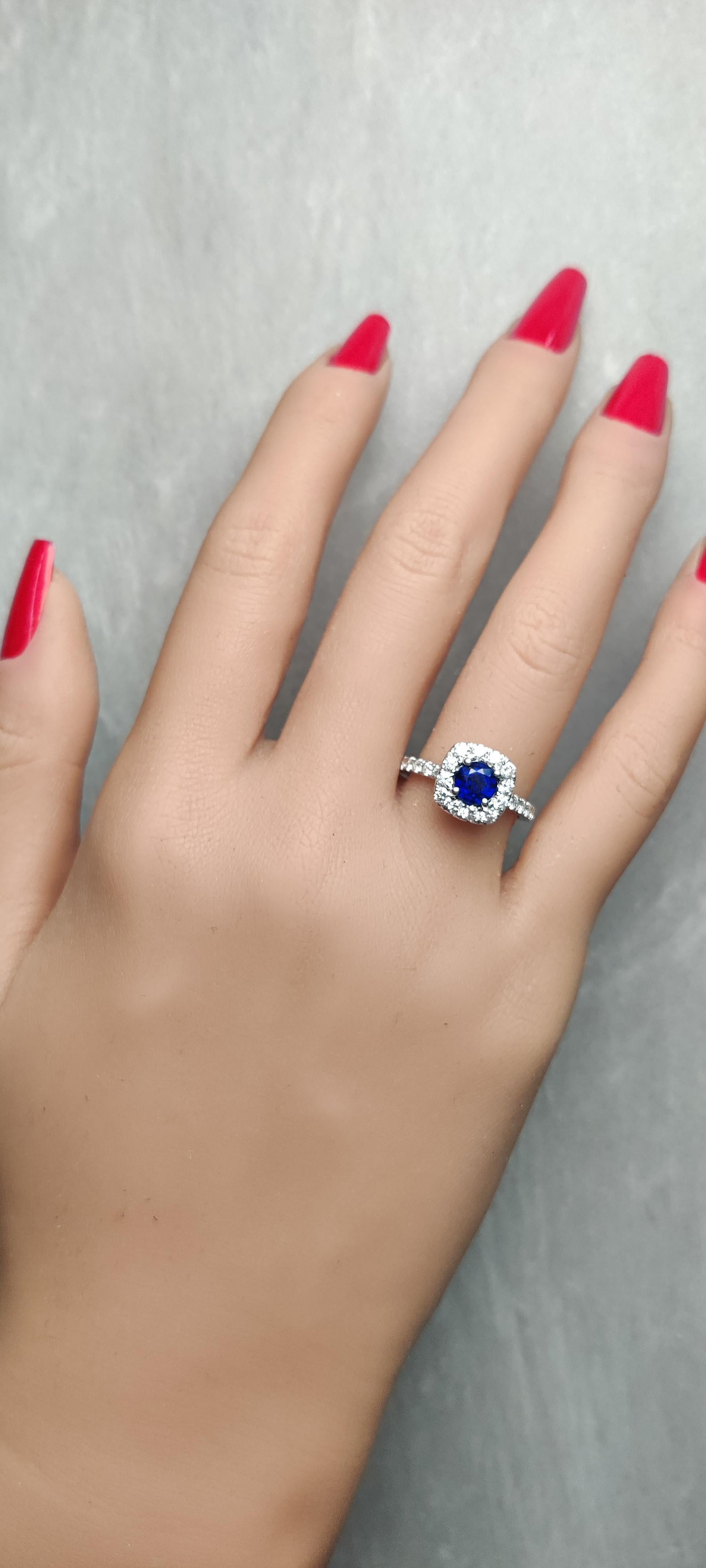 Natürlicher blauer runder Saphir und weißer Diamant 1.97 Karat TW Gold Cocktail-Ring im Zustand „Neu“ im Angebot in New York, NY