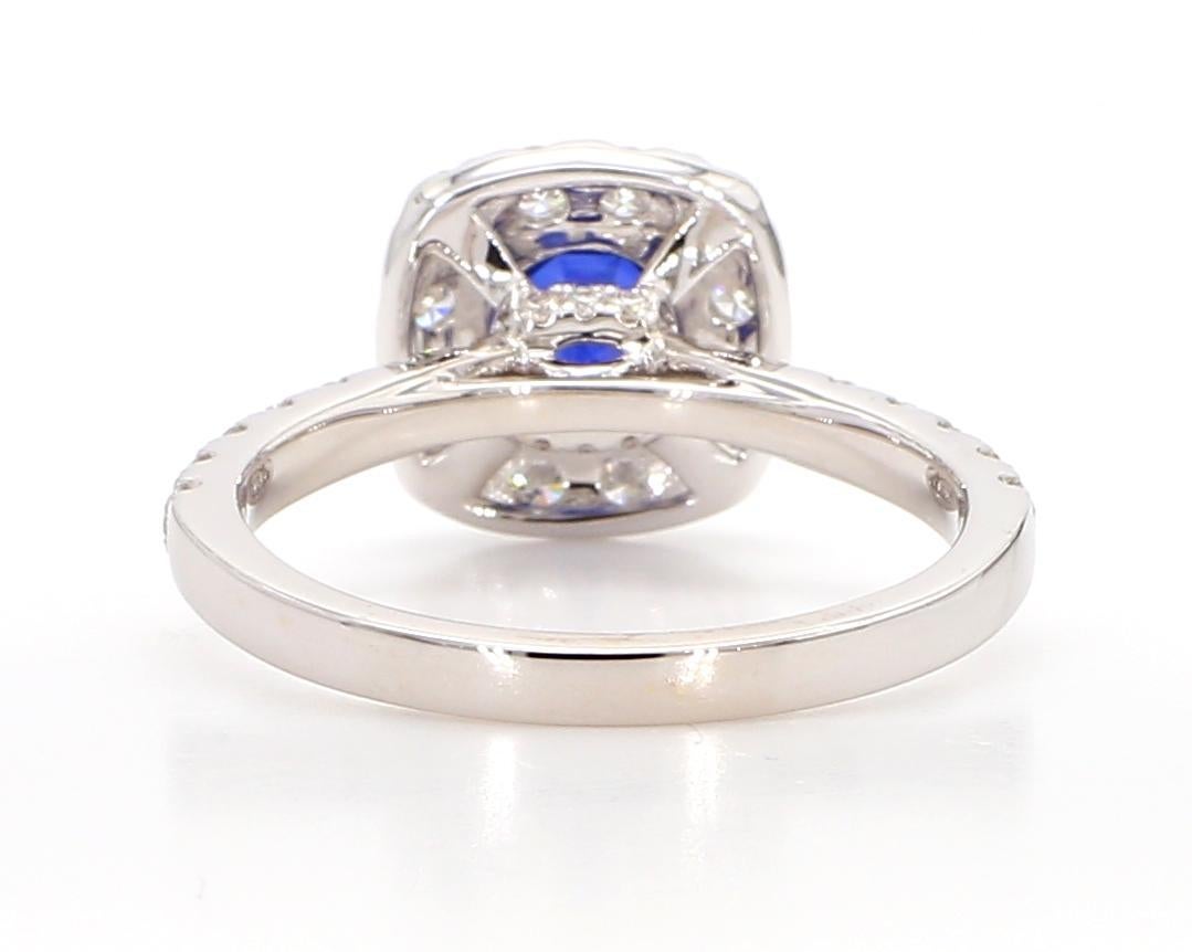 Natürlicher blauer runder Saphir und weißer Diamant 1.97 Karat TW Gold Cocktail-Ring Damen im Angebot