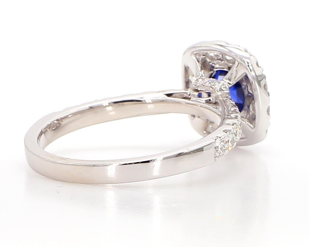 Natürlicher blauer runder Saphir und weißer Diamant 1.97 Karat TW Gold Cocktail-Ring im Angebot 1