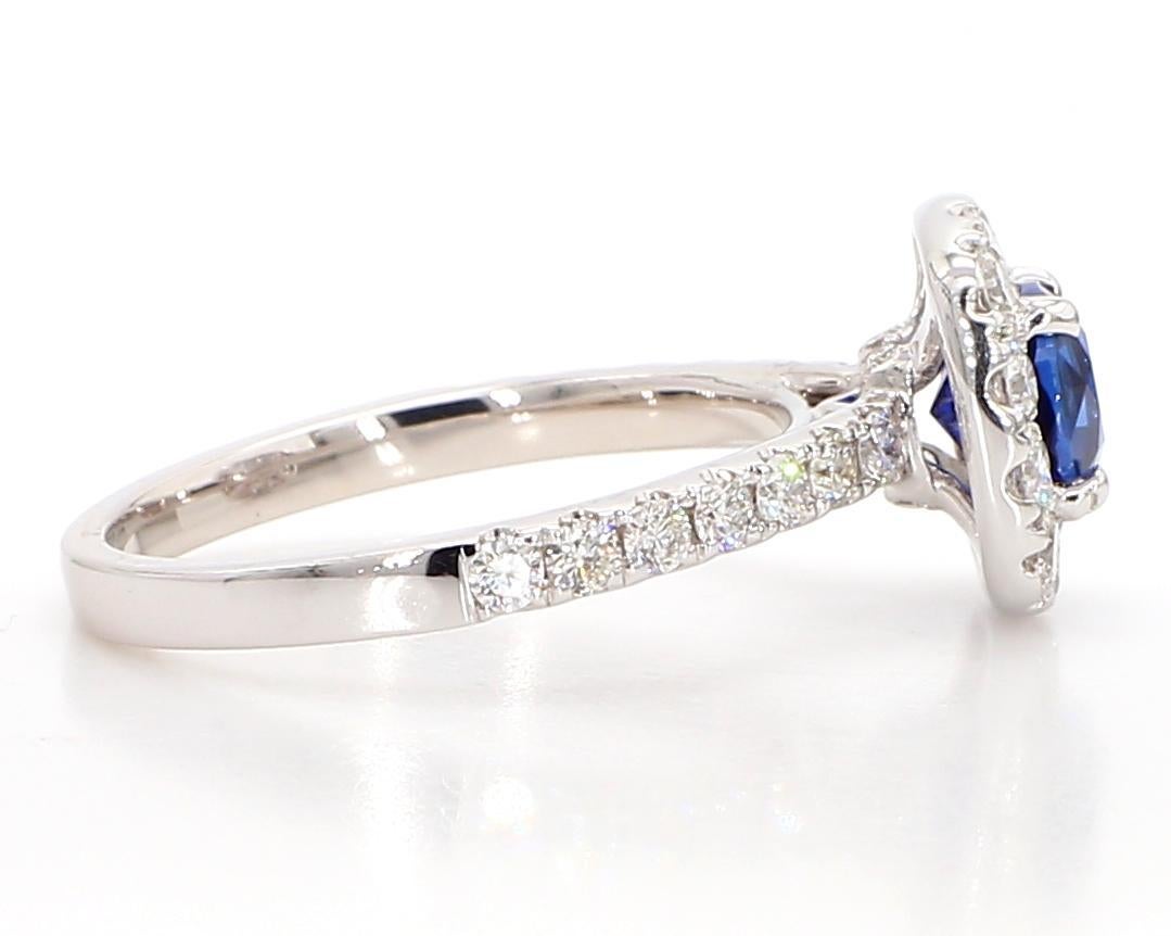 Natürlicher blauer runder Saphir und weißer Diamant 1.97 Karat TW Gold Cocktail-Ring im Angebot 2