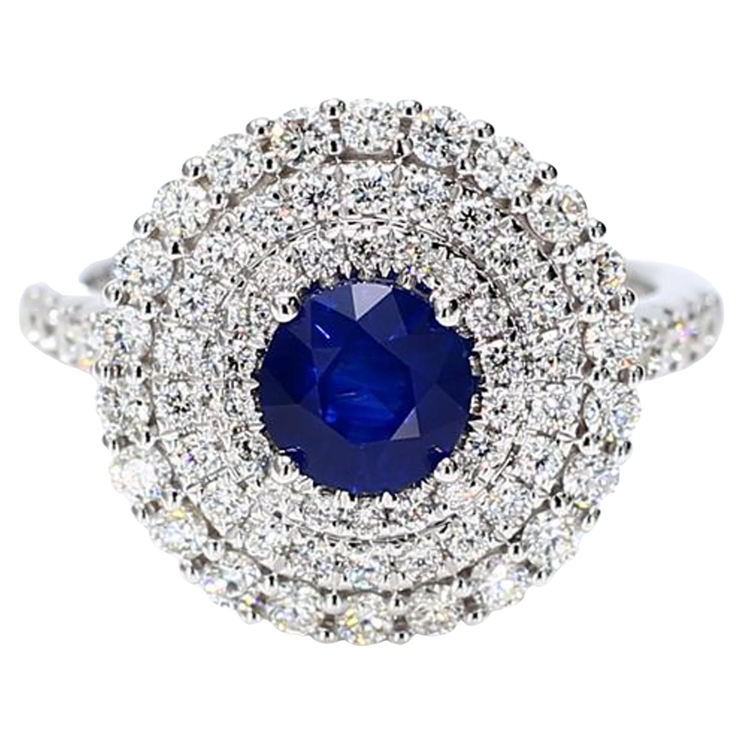 Natürlicher blauer runder Saphir und weißer Diamant 2.09 Karat TW Gold Cocktail-Ring