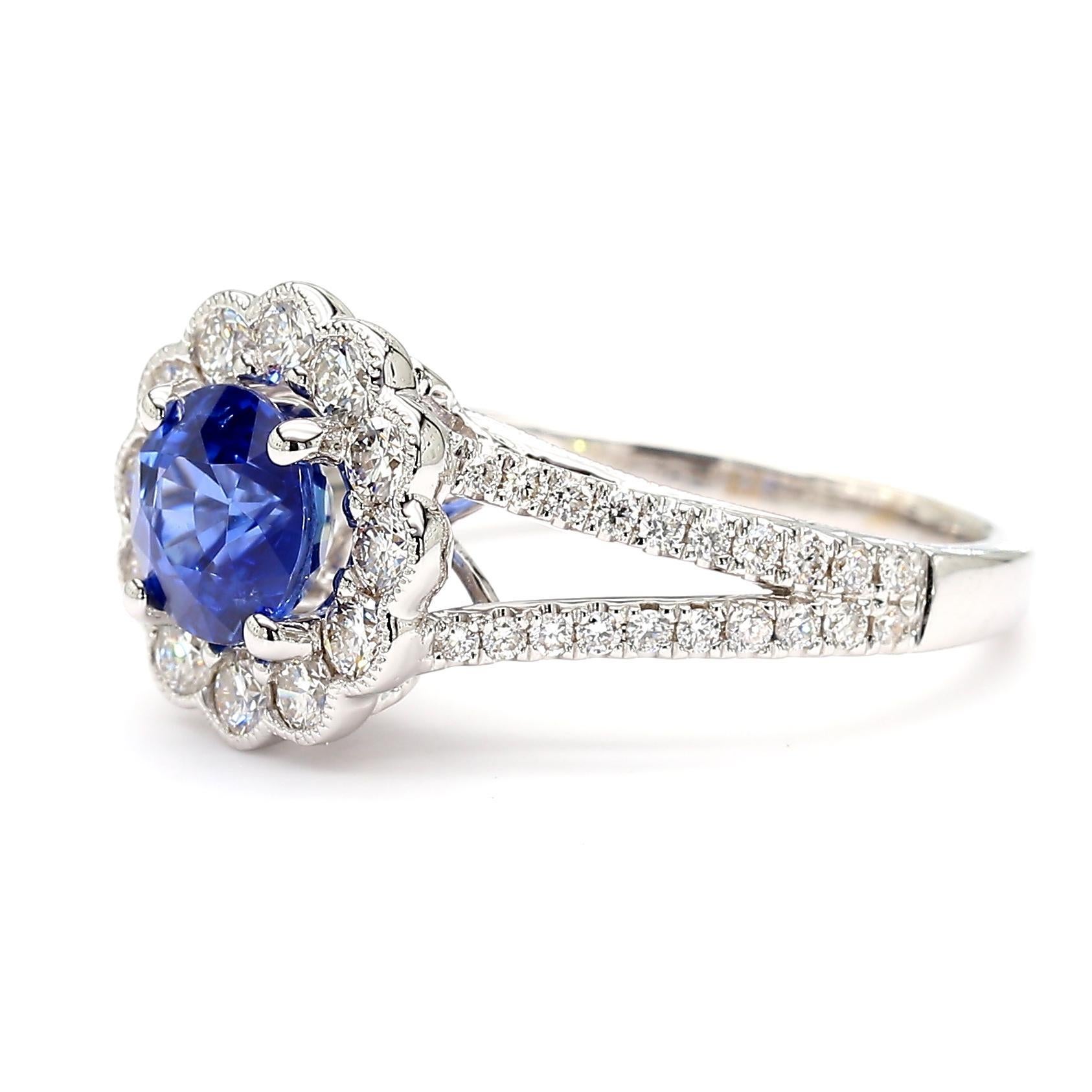 Il bellissimo anello con zaffiro di RareGemworld. Montato in una splendida montatura in oro bianco 18K con uno zaffiro blu naturale a taglio rotondo. Lo zaffiro è circondato da un diamante bianco rotondo naturale. Questo anello è destinato a stupire