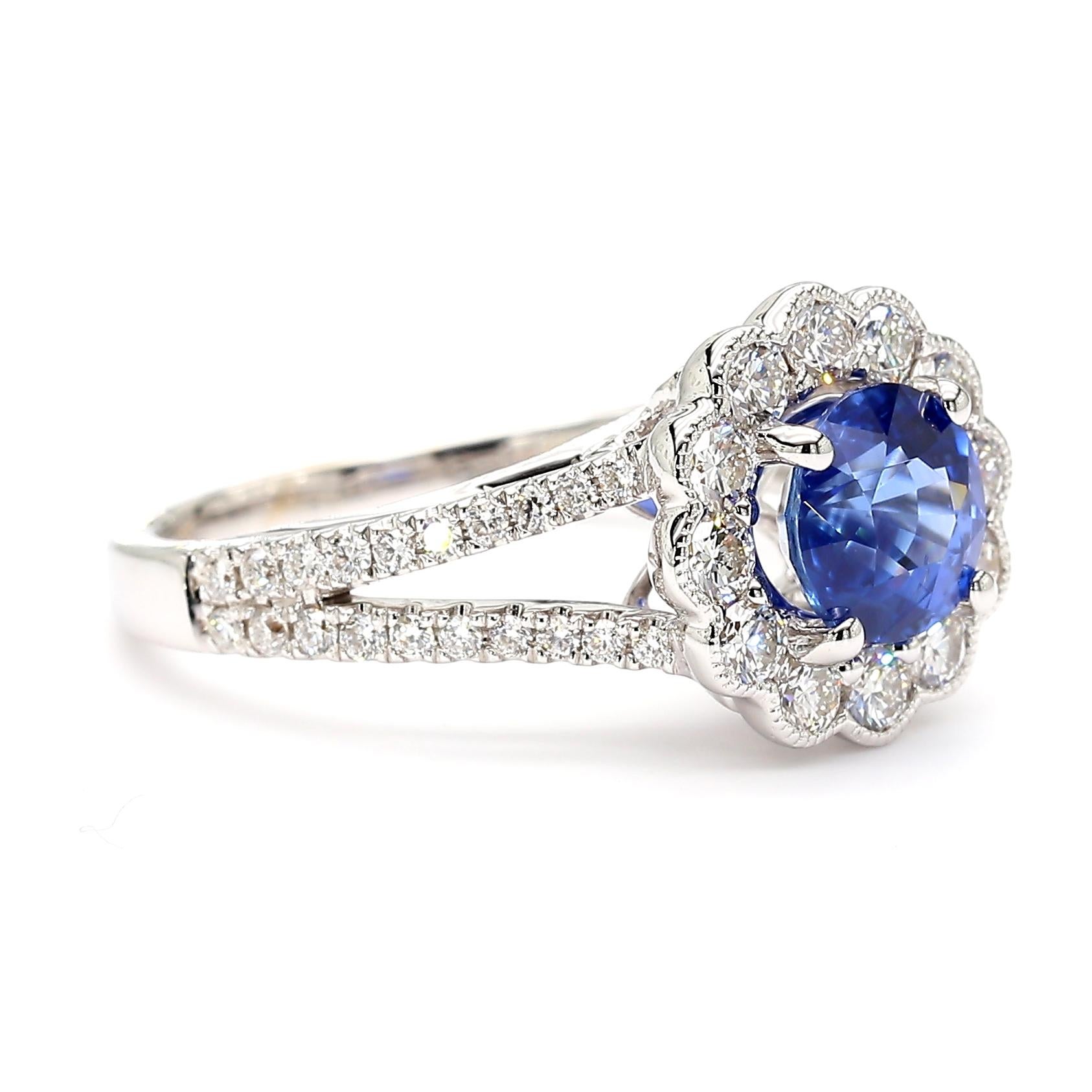 Taglio rotondo Anello in oro bianco con zaffiro tondo blu naturale e diamante bianco da 2.18 carati TW in vendita