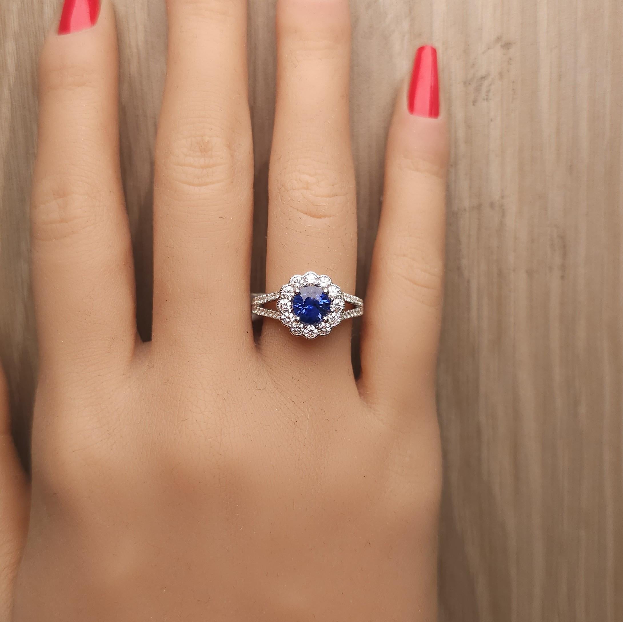 Anello in oro bianco con zaffiro tondo blu naturale e diamante bianco da 2.18 carati TW In condizioni Nuovo in vendita a New York, NY