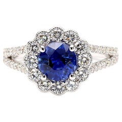 Anello in oro bianco con zaffiro tondo blu naturale e diamante bianco da 2.18 carati TW