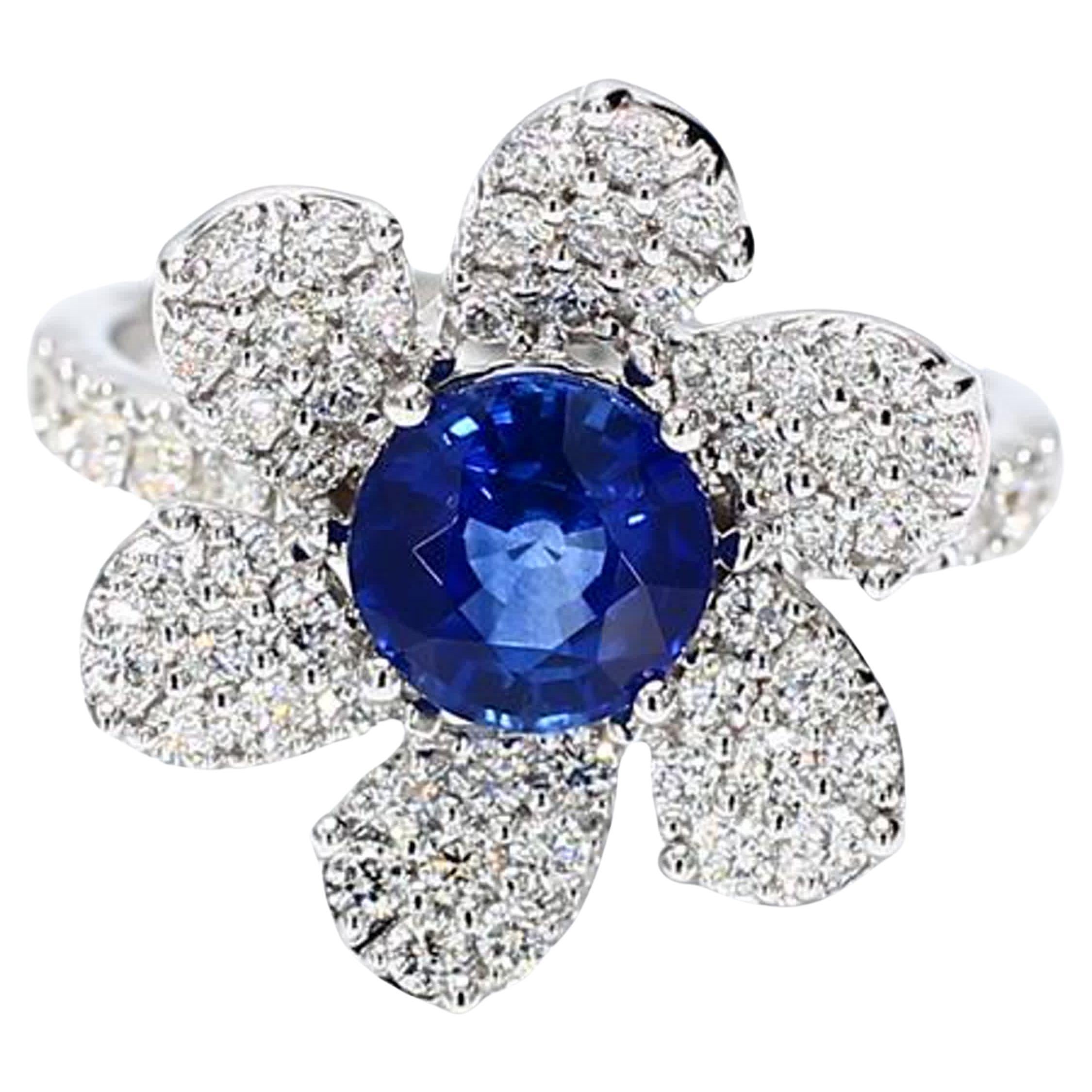 Natürlicher blauer runder Saphir und weißer Diamant 2.25 Karat TW Gold Cocktail-Ring im Angebot 3