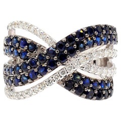 Anello da cocktail in oro con zaffiro rotondo blu naturale e diamante bianco da 2.42 carati TW