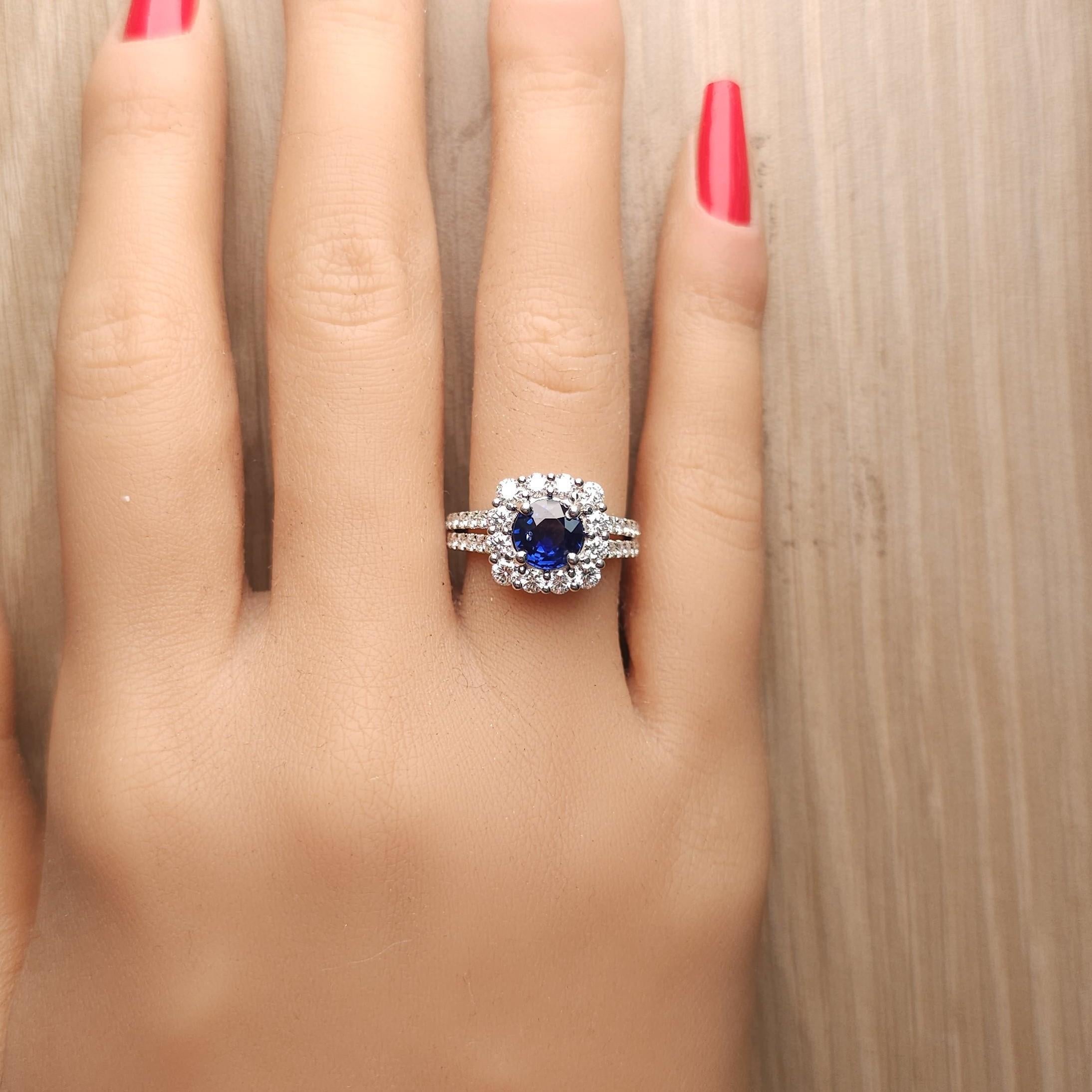 Natural Blue Round Sapphire and White Diamond 2.71 Carat TW White Gold Ring In condizioni Nuovo in vendita a New York, NY