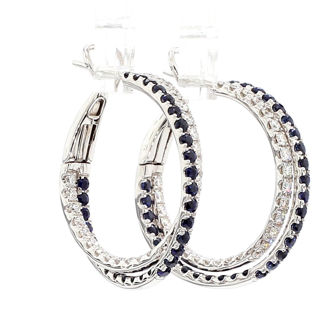 Les magnifiques boucles d'oreilles en saphir de Raregemworld. Monté dans une belle monture en or blanc 14K avec des saphirs bleus de taille ronde naturelle complétés par une mêlée de diamants blancs de taille ronde naturelle. Ces boucles d'oreilles