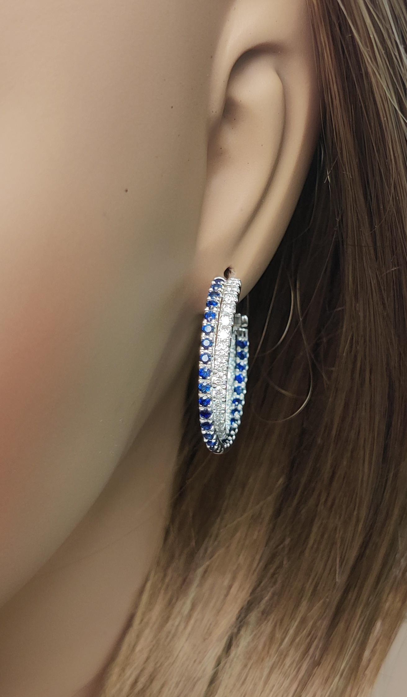 Créoles en or de 3,09 carats poids total, avec saphirs ronds bleus naturels et diamants blancs Neuf - En vente à New York, NY