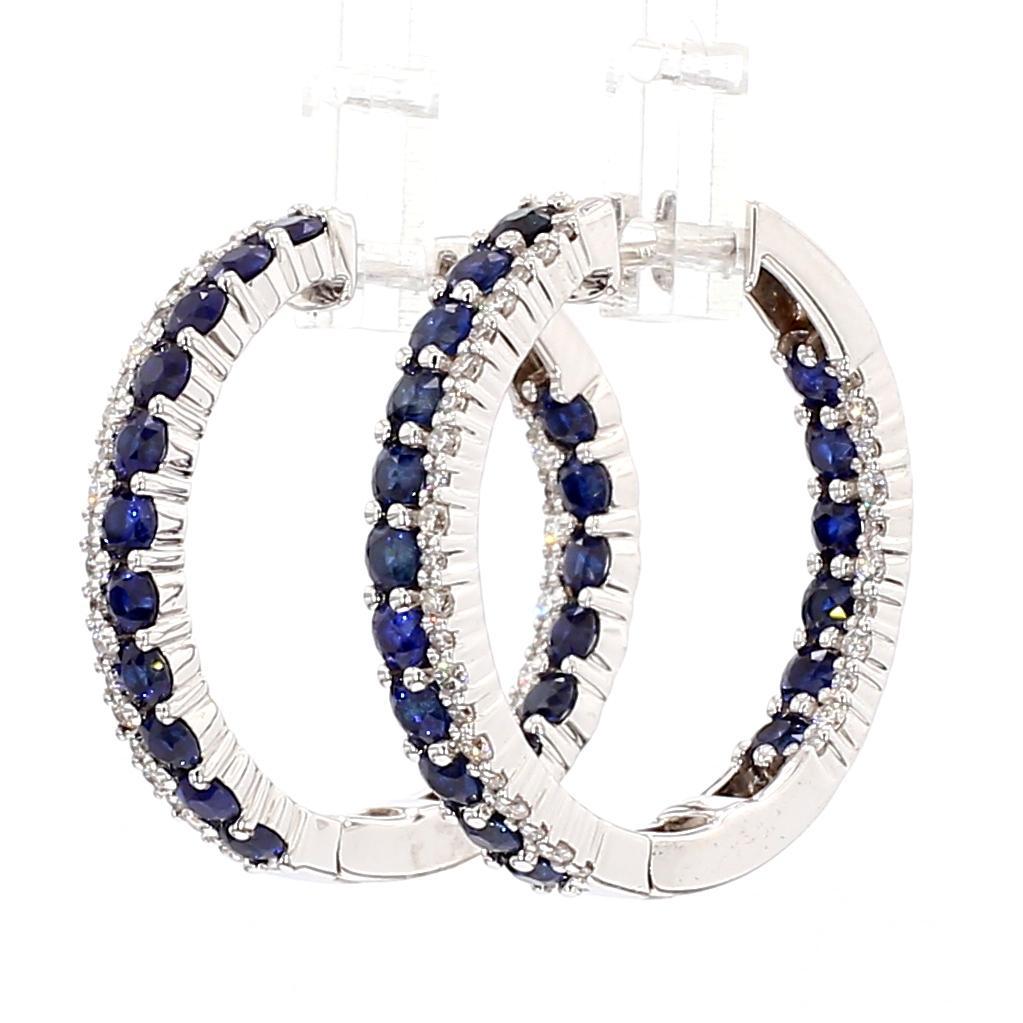 Les magnifiques boucles d'oreilles en saphir de Raregemworld. Monté dans une belle monture en or blanc 14K avec des saphirs bleus de taille ronde naturelle complétés par une mêlée de diamants blancs de taille ronde naturelle. Ces boucles d'oreilles