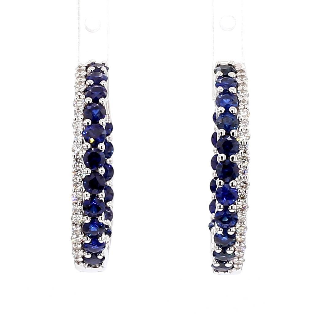 Contemporain Créoles en or de 3.47 carats poids total, avec saphirs ronds bleus naturels et diamants blancs en vente