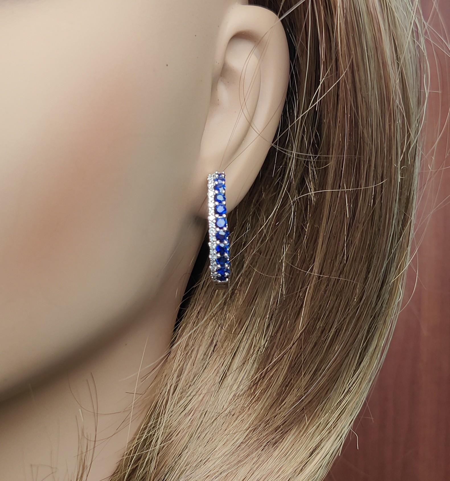 Créoles en or de 3.47 carats poids total, avec saphirs ronds bleus naturels et diamants blancs Neuf - En vente à New York, NY