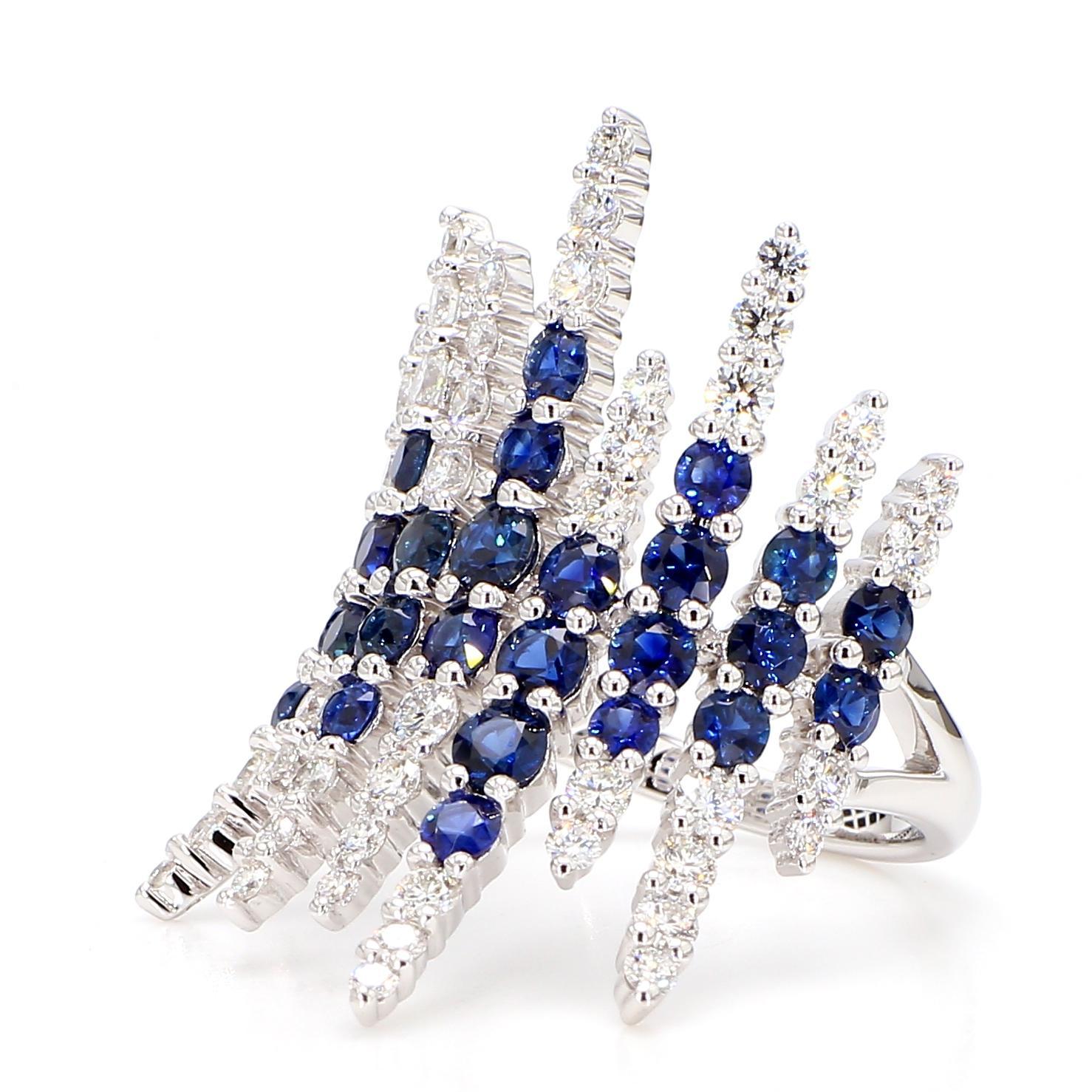 Der faszinierende Saphirring von RareGemWorld. Montiert in einer schönen 14K Weißgold-Fassung mit natürlichen runden geschliffenen blauen Saphiren, ergänzt durch natürliche runde weiße Diamanten Nahkampf. Dieser Ring wird Sie garantiert beeindrucken