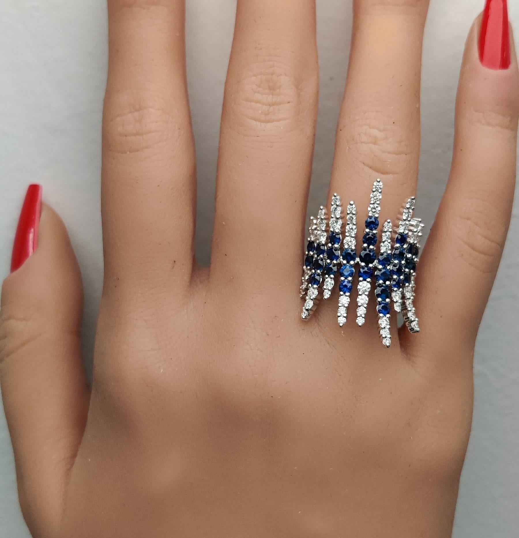 Natürlicher blauer runder Saphir und weißer Diamant 3.55 Karat TW Gold Cocktail-Ring im Zustand „Neu“ im Angebot in New York, NY