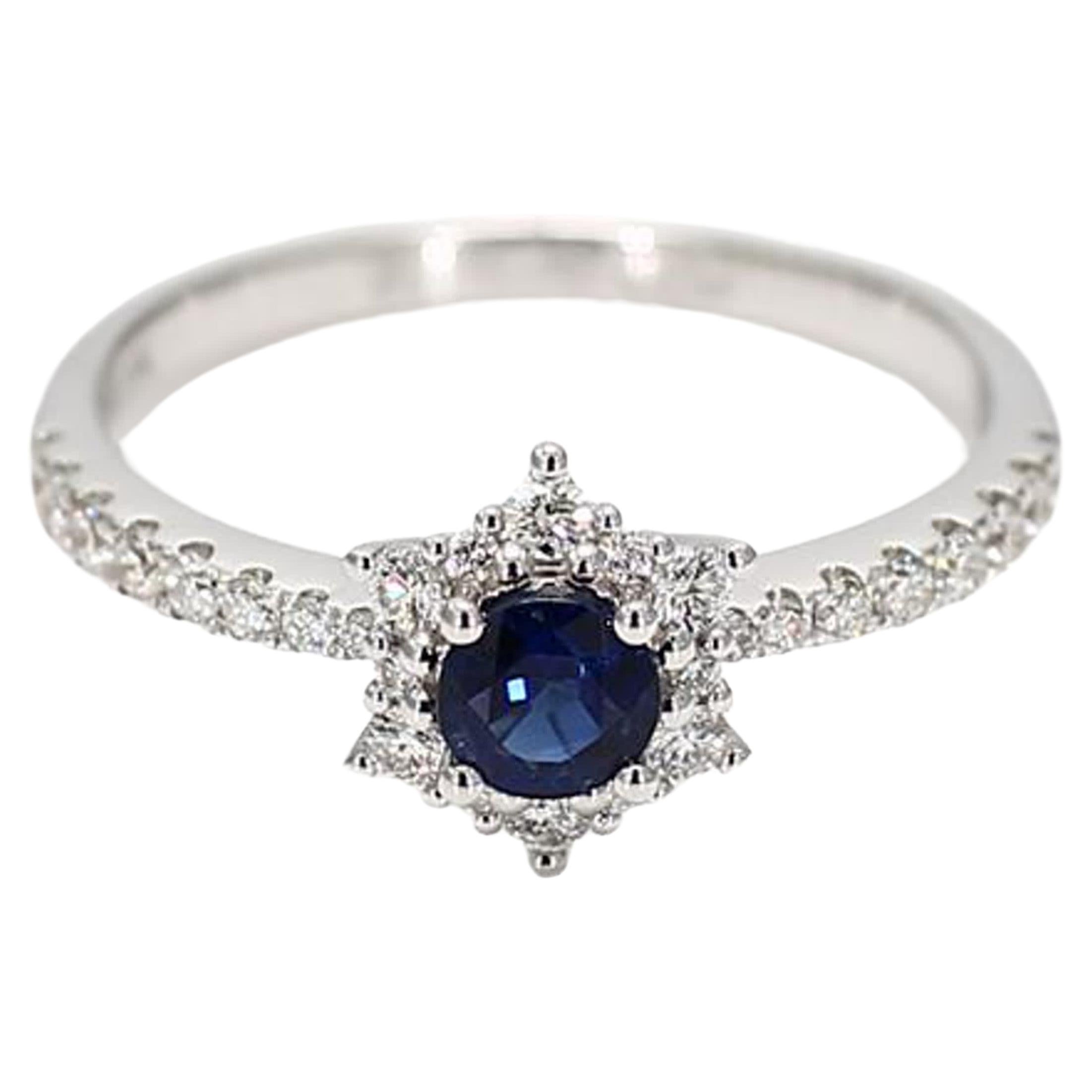Natürlicher blauer runder Saphir und weißer Diamant .62 Karat TW Gold Cocktail-Ring