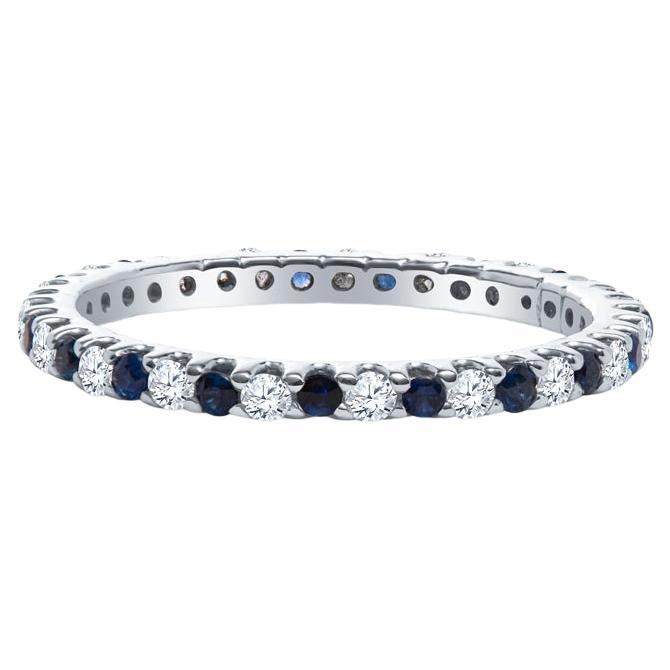 Anneau d'éternité en or blanc 14 carats avec saphirs bleus naturels ronds et diamants ronds  en vente