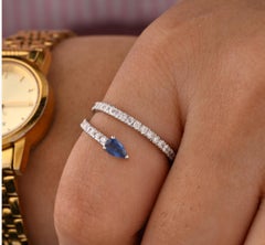 Ring aus 14-karätigem Weißgold mit einem natürlichen blauen Saphir (0,33 Karat) und Diamanten (0,49 Karat)