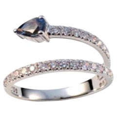 Ring aus 14-karätigem Weißgold mit einem natürlichen blauen Saphir (0,33 Karat) und Diamanten (0,49 Karat)