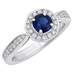 Zaffiro blu naturale da 0,84 carati incastonato in un anello in oro bianco 14K con 0,32 carati di diametro