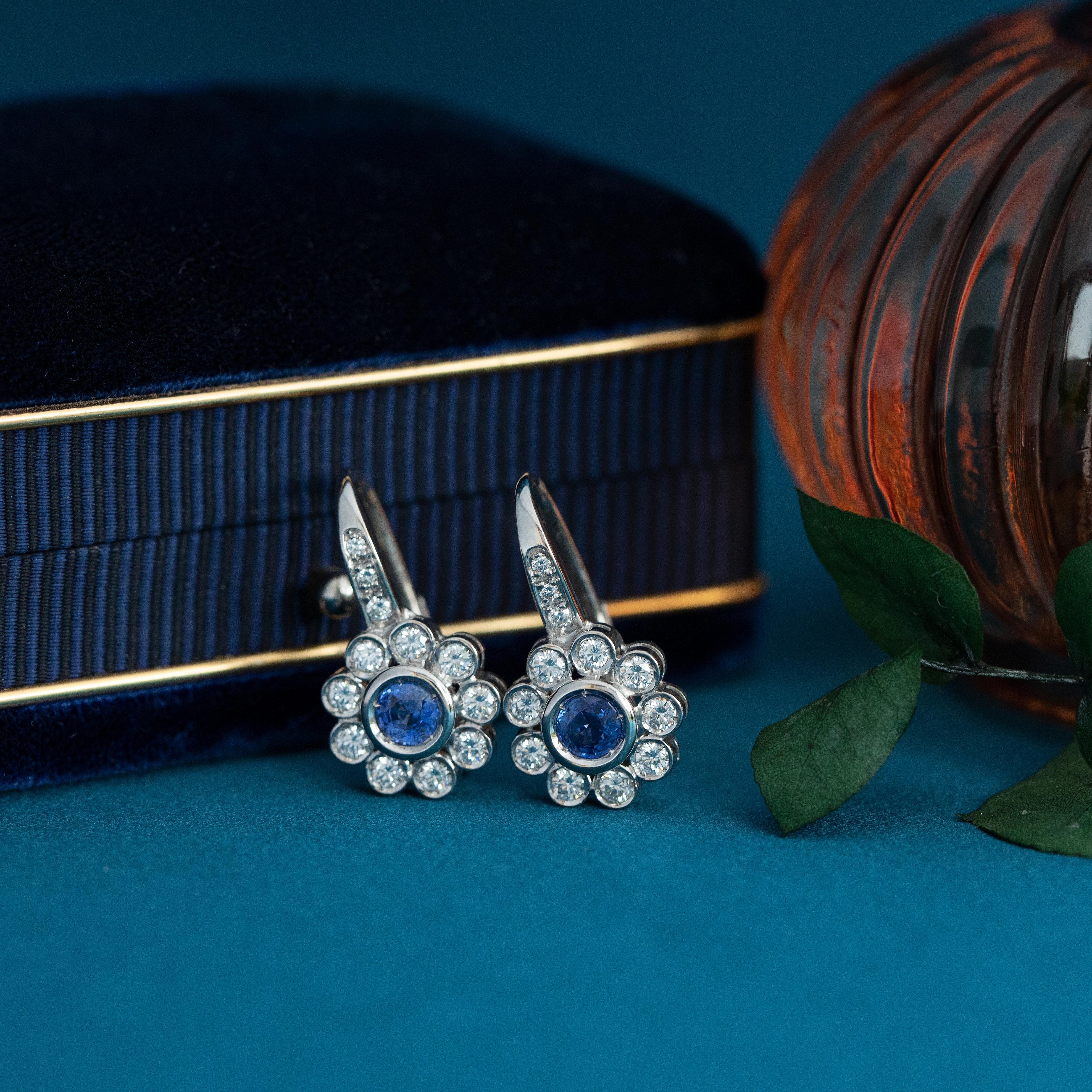 Donna Orecchini a pendente con zaffiro blu naturale e diamante da 0,95 carati, 18K in vendita