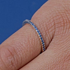 Bague empilable à bande unique en or jaune 14 carats sertie d'un saphir bleu naturel – Bijoux de luxe