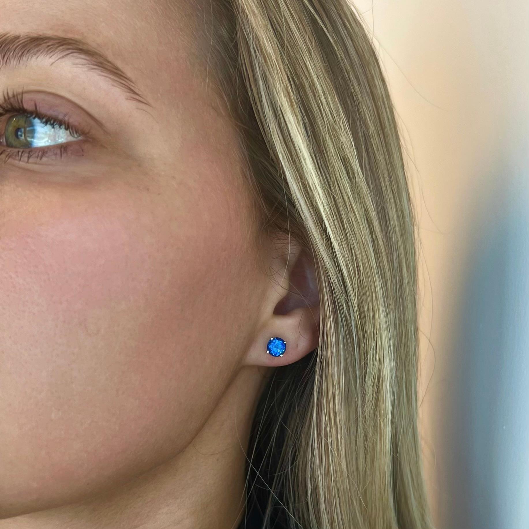 Contemporain Clous d'oreilles en saphir bleu naturel de 2,24 carats en vente