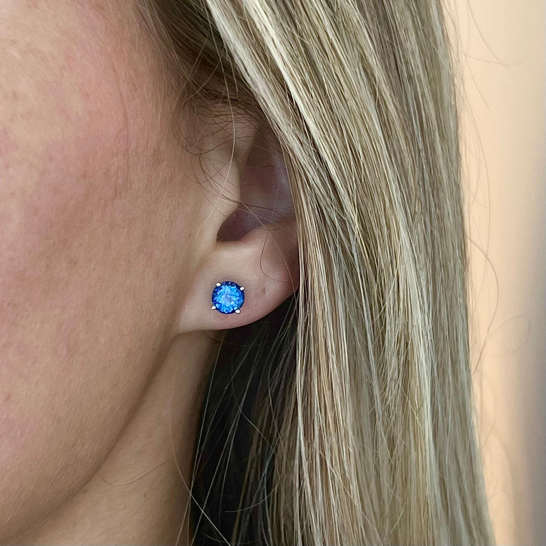 Taille ronde Clous d'oreilles en saphir bleu naturel de 2,24 carats en vente