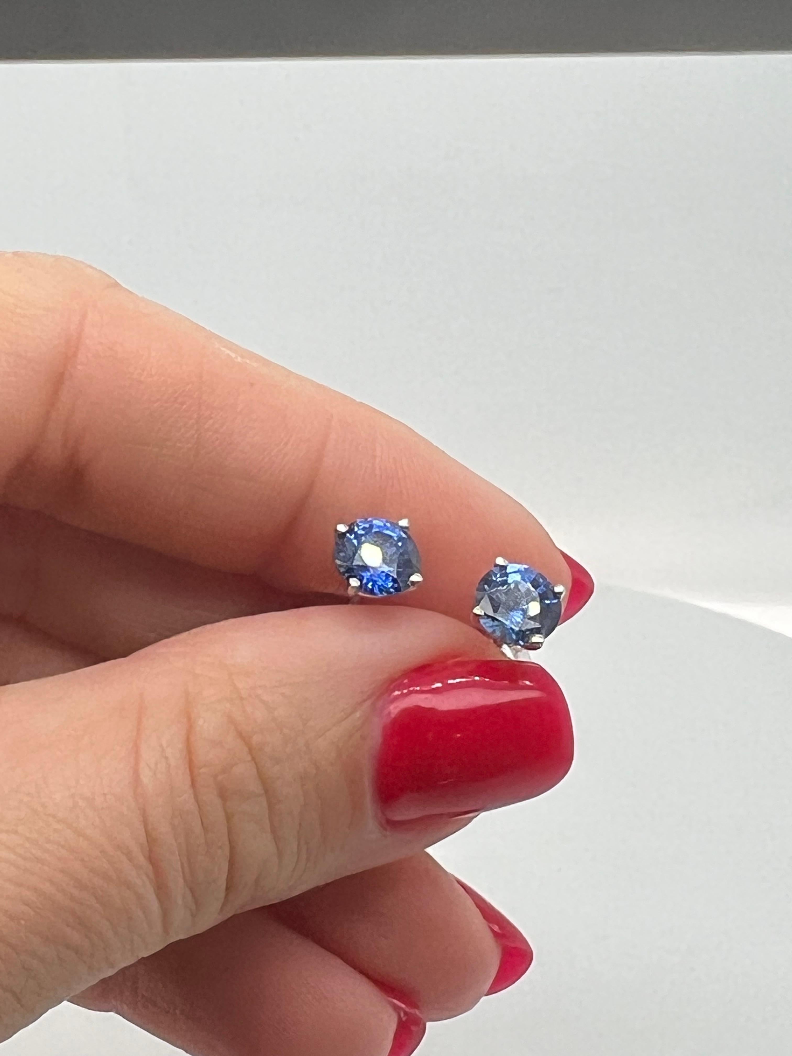 Round Cut Natural Blue Sapphire 2.03 Cts Stud Earrings For Sale