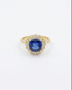 Anillo «halo» de oro de 18 quilates con zafiro azul de 3,60 ct y diamantes de 0,20 ct, de diseño