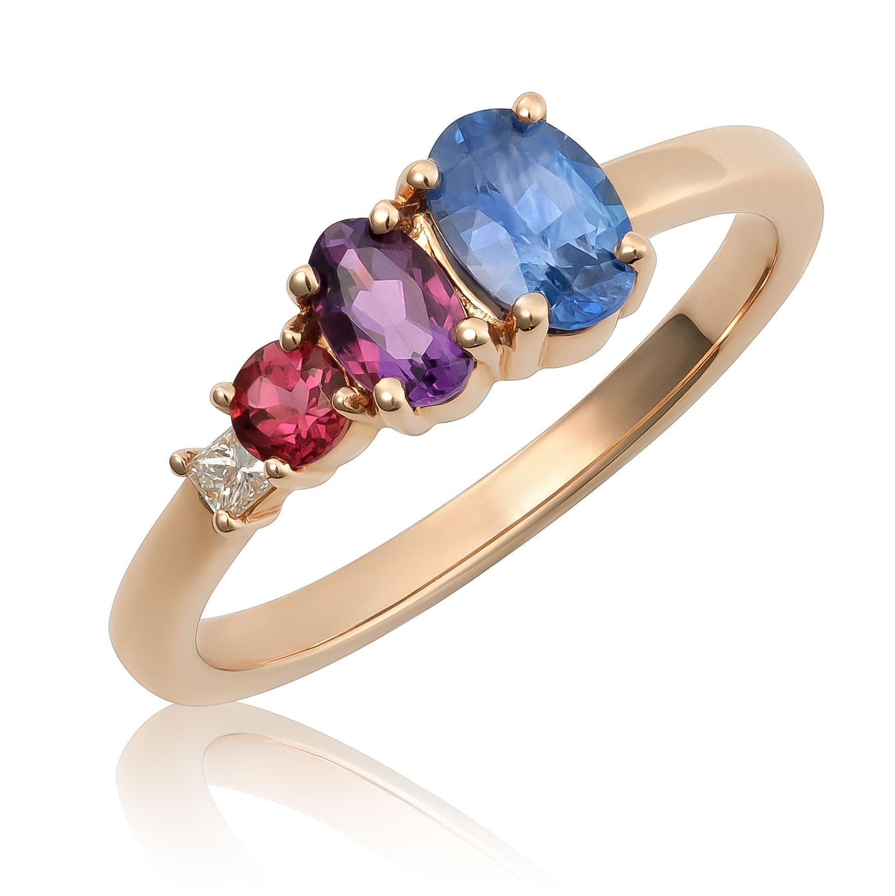 Entdecken Sie die bezaubernde Schönheit dieses Rings aus 14-karätigem Roségold mit einer faszinierenden Mischung aus natürlichem blauem Saphir, Amethyst, Rubellit und Diamanten. Das tiefe Blau des Saphirs, das königliche Violett des Amethysts und