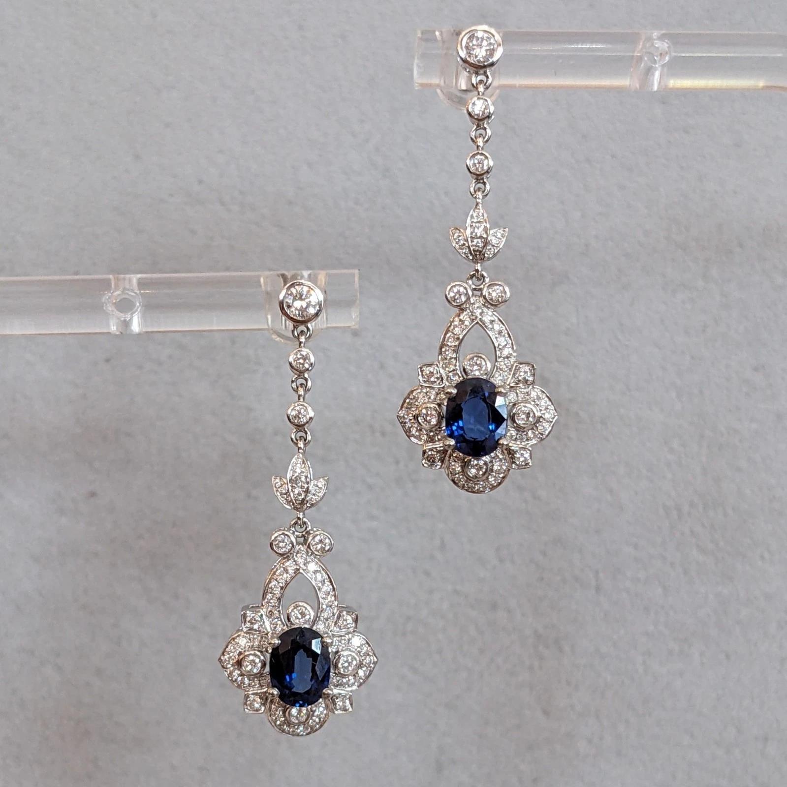 Taglio ovale Orecchini a goccia con zaffiro blu naturale e diamante in Nature in vendita