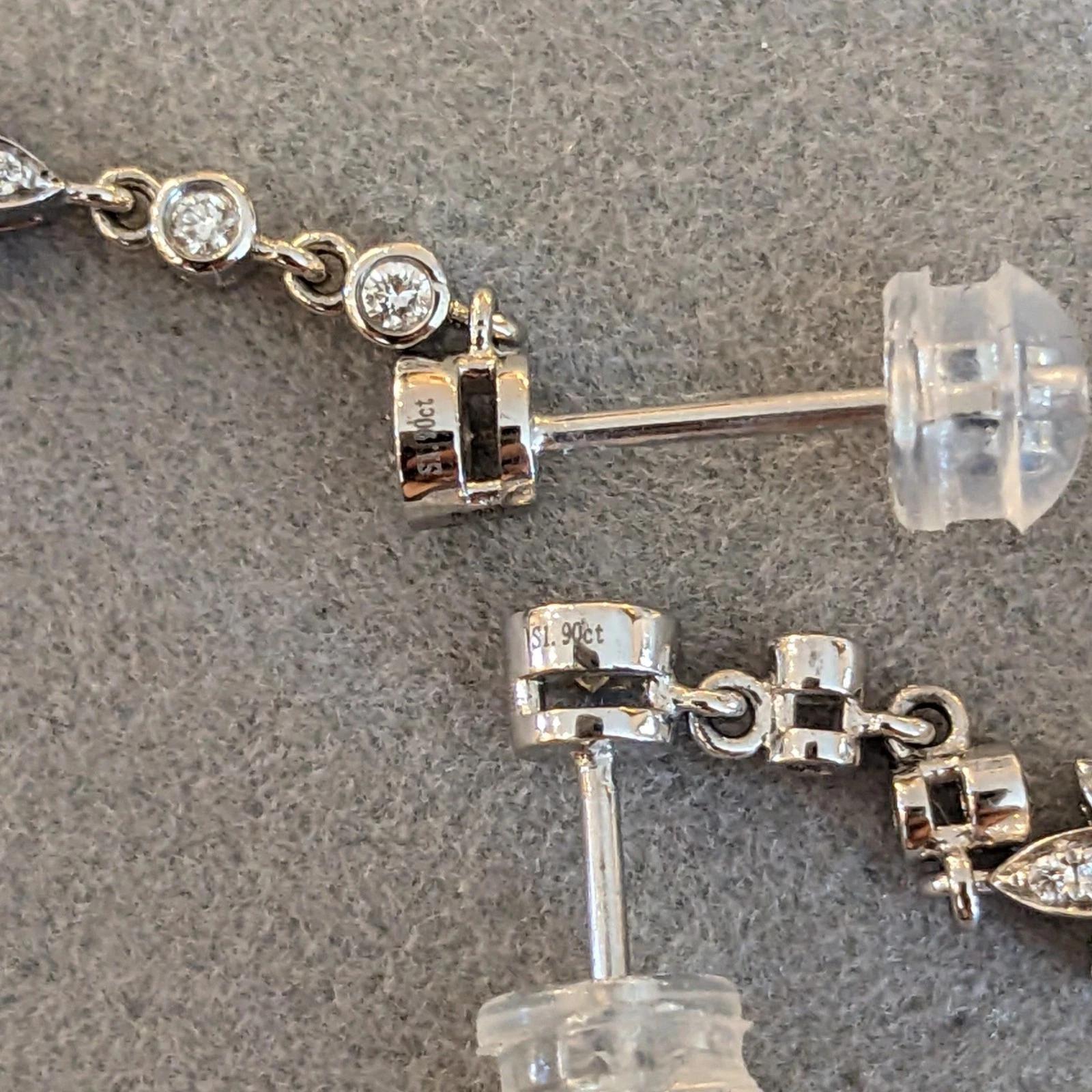 Orecchini a goccia con zaffiro blu naturale e diamante in Nature in vendita 1